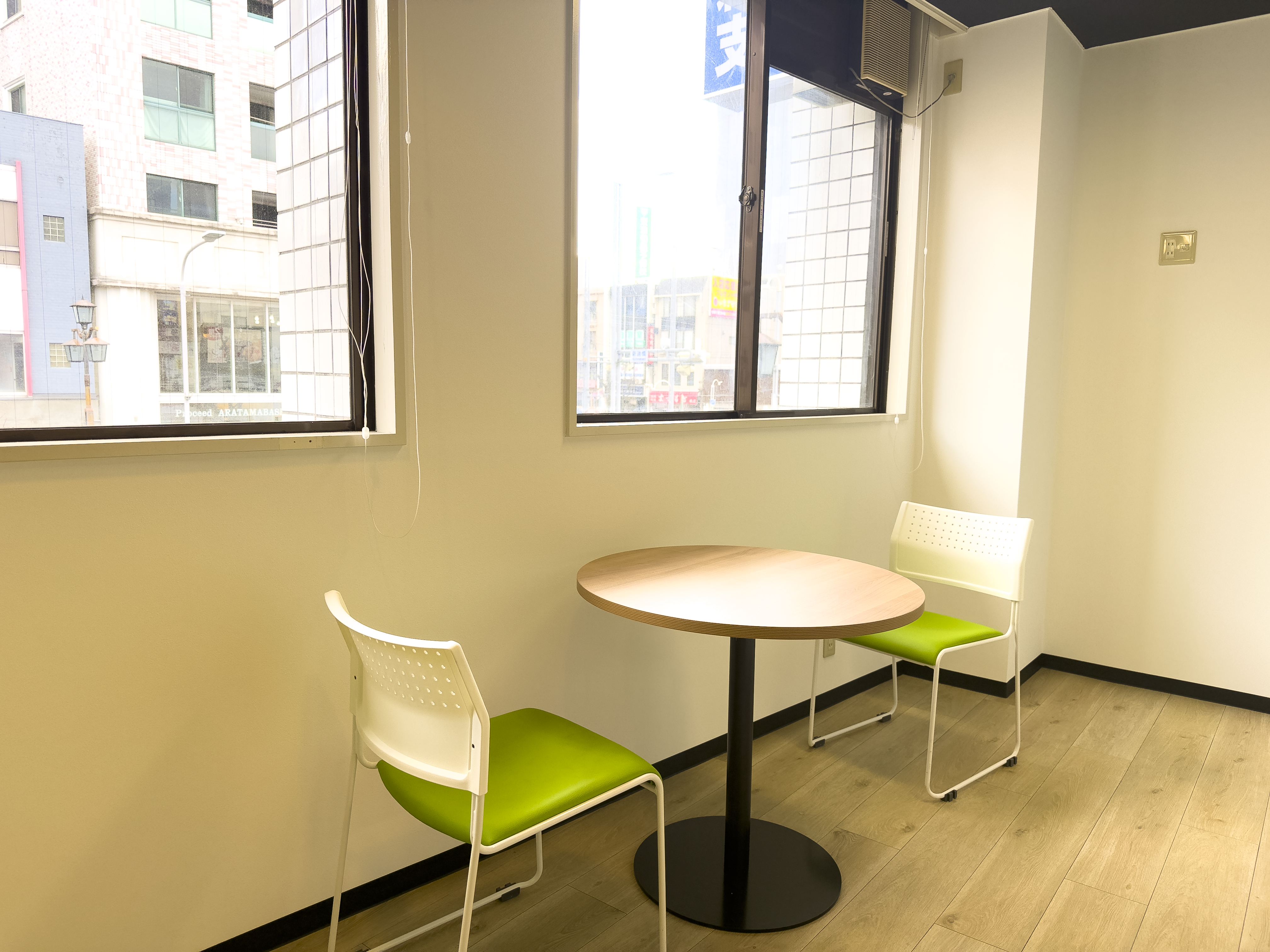 開放的なラウンジ